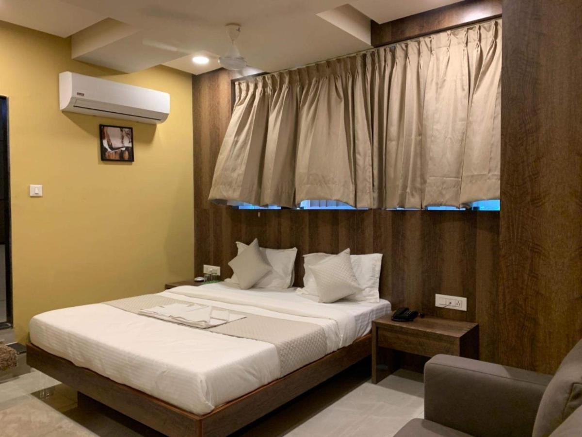 Hotel Radha Krishna Anand Exterior photo