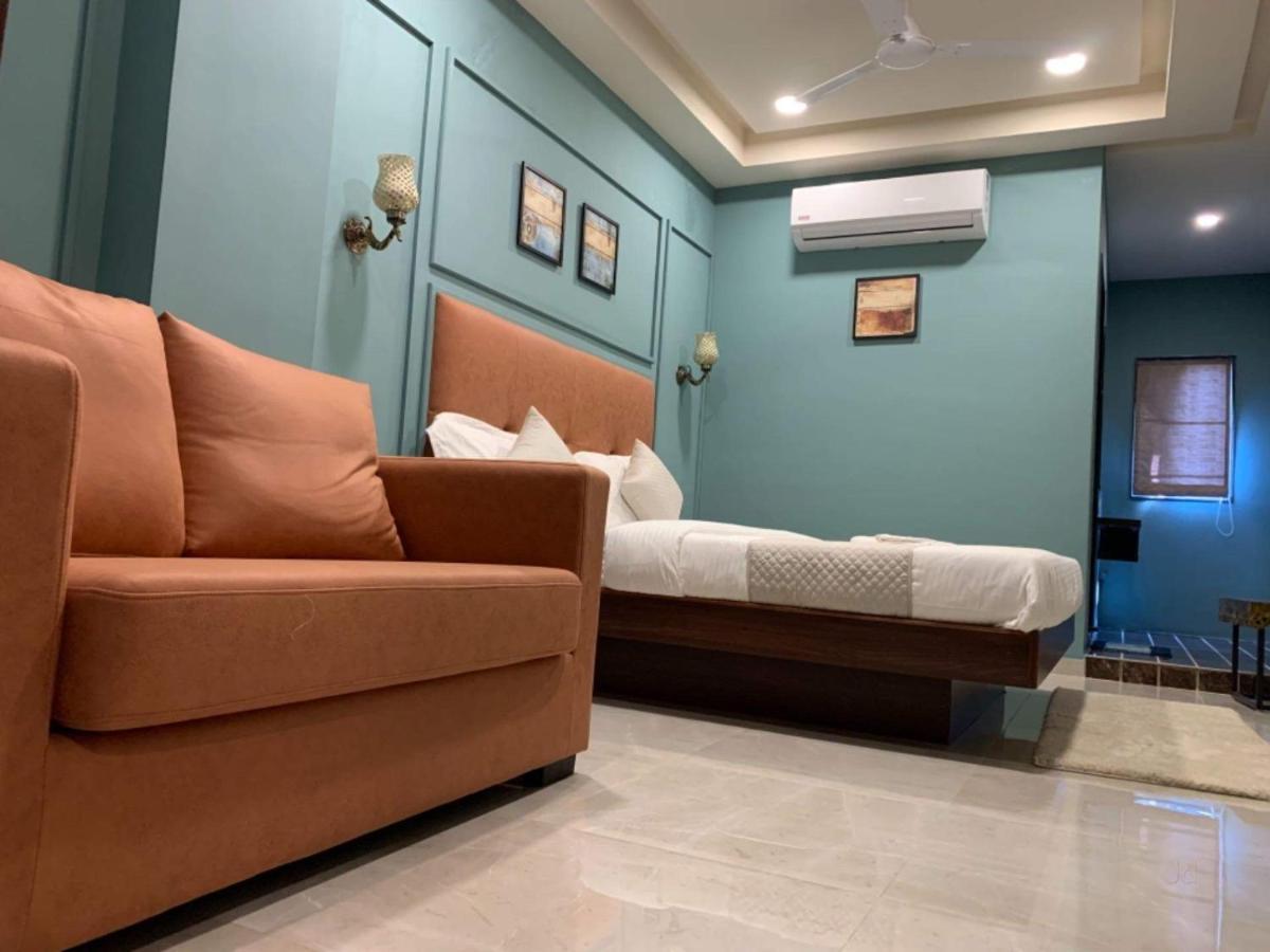 Hotel Radha Krishna Anand Exterior photo